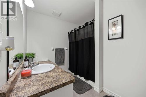 4018 Applewood Drive, Petrolia, ON - Indoor Photo Showing Bathroom