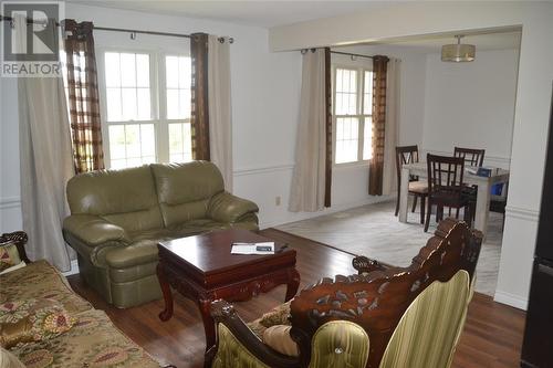 1012 Plymouth Street, Sarnia, ON - Indoor Photo Showing Living Room