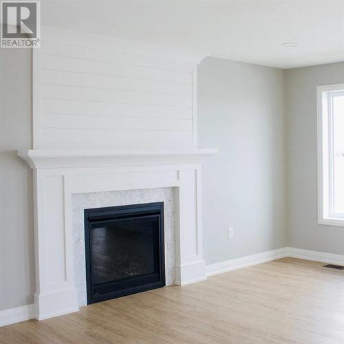 478 Huron Street, Plympton-Wyoming, ON - Indoor Photo Showing Living Room With Fireplace