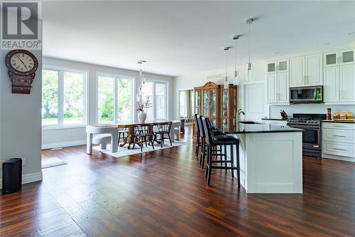 3394 Schram Drive, Plympton-Wyoming, ON - Indoor Photo Showing Kitchen With Upgraded Kitchen