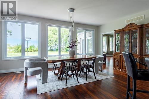 3394 Schram Drive, Plympton-Wyoming, ON - Indoor Photo Showing Dining Room