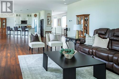 3394 Schram Drive, Plympton-Wyoming, ON - Indoor Photo Showing Living Room