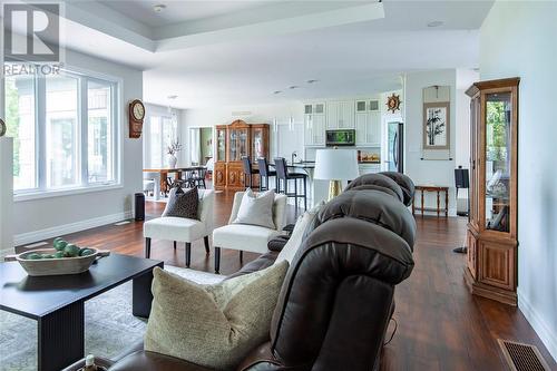 3394 Schram Drive, Plympton-Wyoming, ON - Indoor Photo Showing Living Room