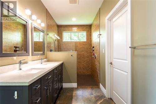 3394 Schram Drive, Plympton-Wyoming, ON - Indoor Photo Showing Bathroom