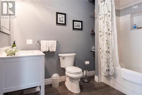 3394 Schram Drive, Plympton-Wyoming, ON - Indoor Photo Showing Bathroom