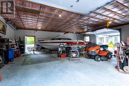 3394 Schram Drive, Plympton-Wyoming, ON - Indoor Photo Showing Garage