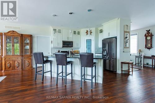 3394 Schram Drive W, Plympton-Wyoming (Plympton Wyoming), ON - Indoor Photo Showing Kitchen