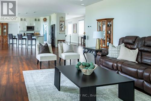 3394 Schram Drive W, Plympton-Wyoming (Plympton Wyoming), ON - Indoor Photo Showing Living Room