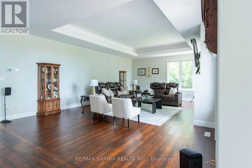 3394 Schram Drive W, Plympton-Wyoming (Plympton Wyoming), ON - Indoor Photo Showing Living Room