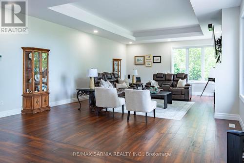 3394 Schram Drive W, Plympton-Wyoming (Plympton Wyoming), ON - Indoor Photo Showing Living Room