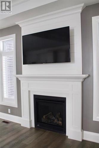 480 Huron Street, Plympton-Wyoming, ON - Indoor Photo Showing Living Room With Fireplace