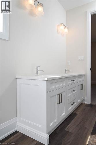 678 Ketter Way, Plympton-Wyoming, ON - Indoor Photo Showing Bathroom