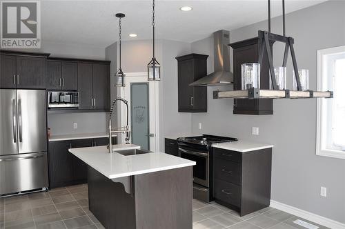 481 Julianna Court, Plympton-Wyoming, ON - Indoor Photo Showing Kitchen With Upgraded Kitchen