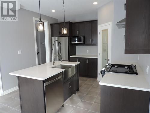 481 Julianna Court, Plympton-Wyoming, ON - Indoor Photo Showing Kitchen With Upgraded Kitchen