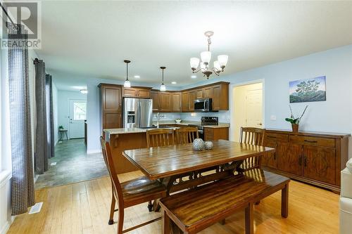 506 Zone Street, Plympton-Wyoming, ON - Indoor Photo Showing Dining Room