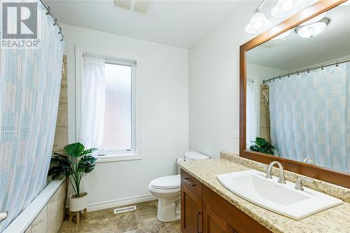 506 Zone Street, Plympton-Wyoming, ON - Indoor Photo Showing Bathroom