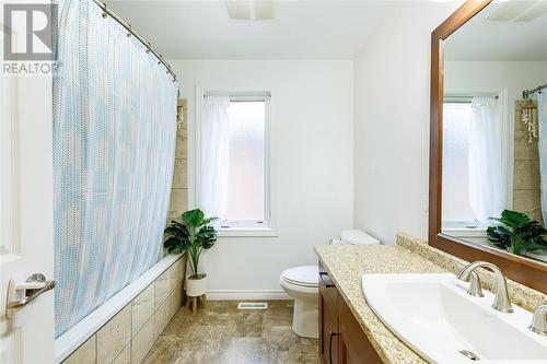 506 Zone Street, Plympton-Wyoming, ON - Indoor Photo Showing Bathroom