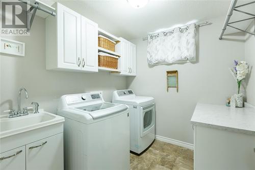 506 Zone Street, Plympton-Wyoming, ON - Indoor Photo Showing Laundry Room