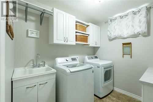 506 Zone Street, Plympton-Wyoming, ON - Indoor Photo Showing Laundry Room