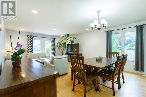 506 Zone Street, Plympton-Wyoming, ON - Indoor Photo Showing Dining Room