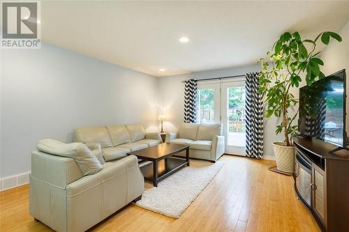 506 Zone Street, Plympton-Wyoming, ON - Indoor Photo Showing Living Room