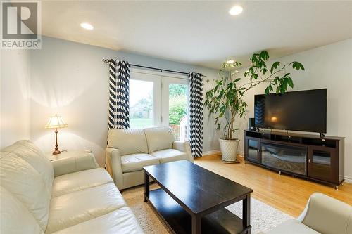 506 Zone Street, Plympton-Wyoming, ON - Indoor Photo Showing Living Room