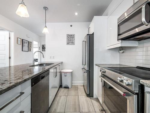 Cuisine - 5788A Av. Parkhaven, Côte-Saint-Luc, QC - Indoor Photo Showing Kitchen With Upgraded Kitchen