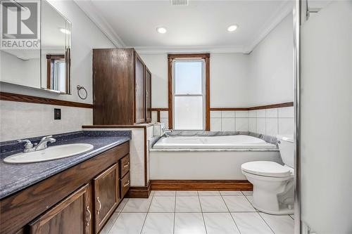 199 Cobden Street, Sarnia, ON - Indoor Photo Showing Bathroom