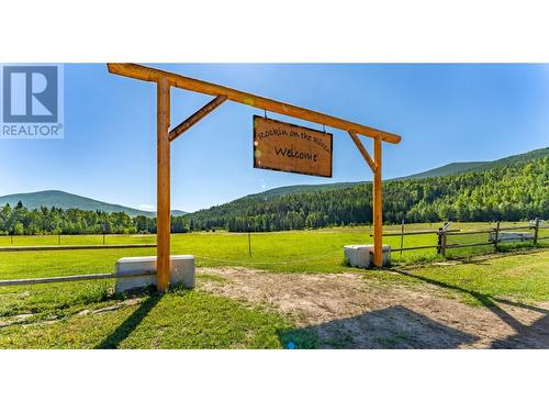 8623 3/95 Highway, Yahk, BC 