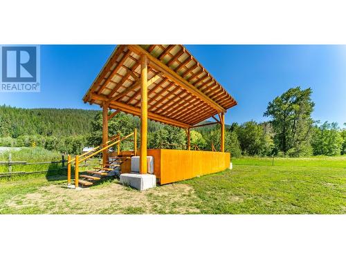 8623 3/95 Highway, Yahk, BC 