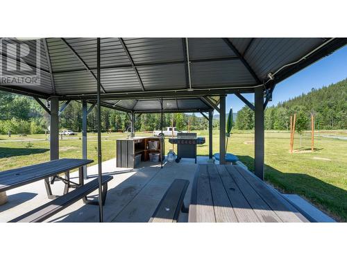 8623 3/95 Highway, Yahk, BC 