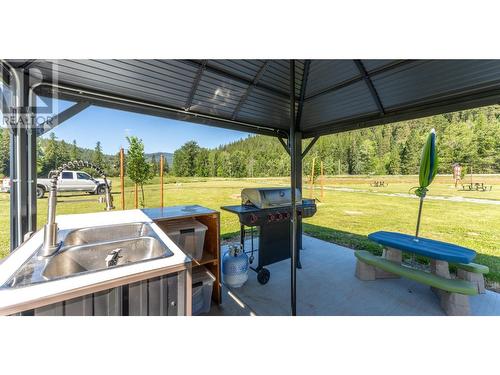 8623 3/95 Highway, Yahk, BC 