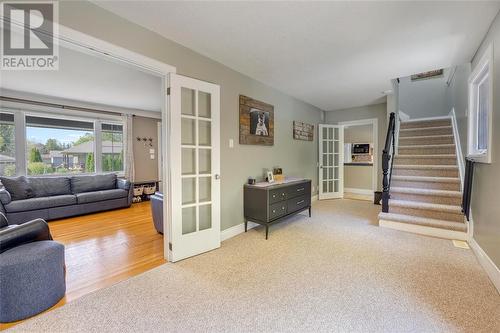 6730 O'Banwell Street, Plympton-Wyoming, ON - Indoor Photo Showing Living Room