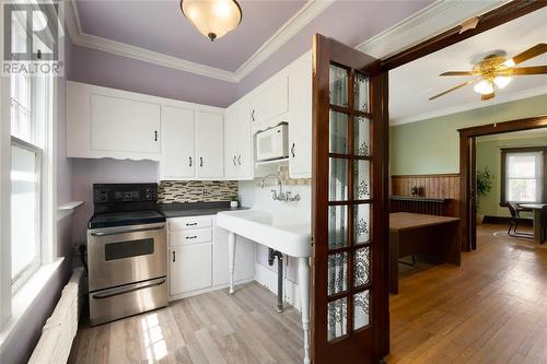 141 Wellington Street, Sarnia, ON - Indoor Photo Showing Kitchen