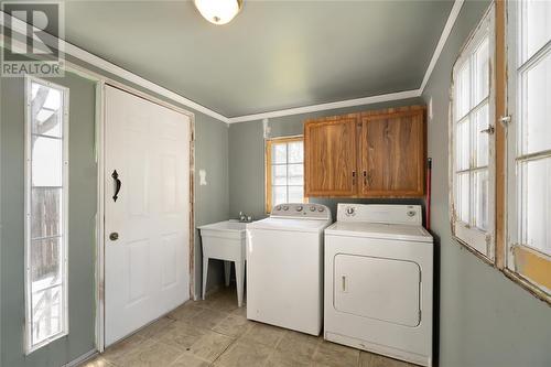 141 Wellington Street, Sarnia, ON - Indoor Photo Showing Laundry Room