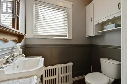 141 Wellington Street, Sarnia, ON - Indoor Photo Showing Bathroom