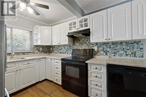 141 Wellington Street, Sarnia, ON - Indoor Photo Showing Kitchen