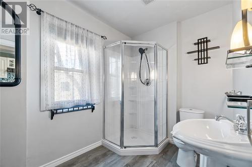 141 Wellington Street, Sarnia, ON - Indoor Photo Showing Bathroom