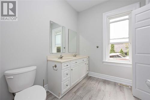 326 College Avenue North, Sarnia, ON - Indoor Photo Showing Bathroom