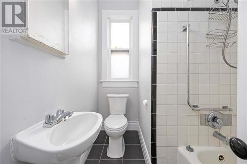 326 College Avenue North, Sarnia, ON - Indoor Photo Showing Bathroom