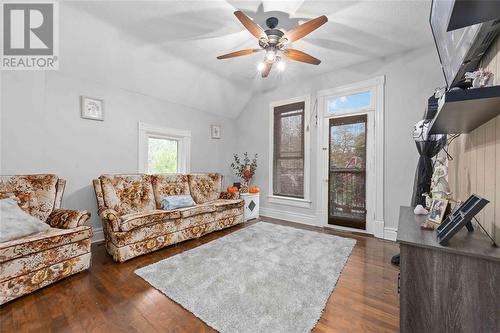 326 College Avenue North, Sarnia, ON - Indoor Photo Showing Living Room