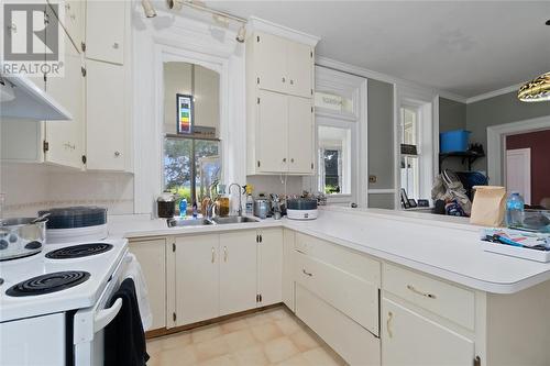 3368 London Line, Plympton-Wyoming, ON - Indoor Photo Showing Kitchen With Double Sink