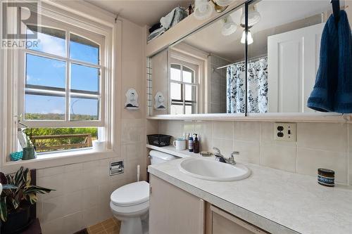 3368 London Line, Plympton-Wyoming, ON - Indoor Photo Showing Bathroom