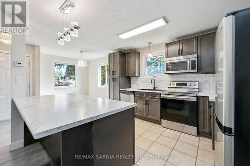 4049 Charlie Street, Petrolia, ON - Indoor Photo Showing Kitchen With Upgraded Kitchen