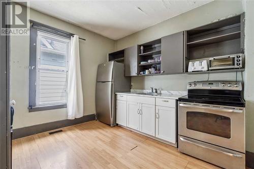 140 St Vincent Street, Sarnia, ON - Indoor Photo Showing Kitchen