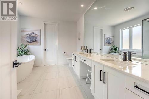 3765 Queen Street, Plympton-Wyoming, ON - Indoor Photo Showing Bathroom