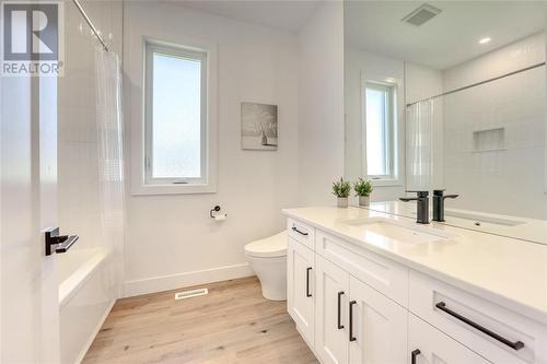 3765 Queen Street, Plympton-Wyoming, ON - Indoor Photo Showing Bathroom