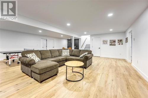 3765 Queen Street, Plympton-Wyoming, ON - Indoor Photo Showing Living Room