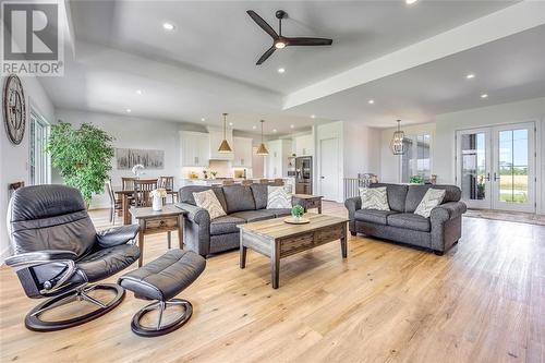 3765 Queen Street, Plympton-Wyoming, ON - Indoor Photo Showing Living Room