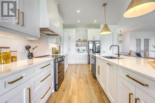 3765 Queen Street, Plympton-Wyoming, ON - Indoor Photo Showing Kitchen With Upgraded Kitchen